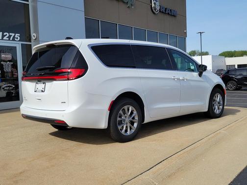 Bright White Clear-Coat Exterior Paint 2027 Chrysler Pacifica L