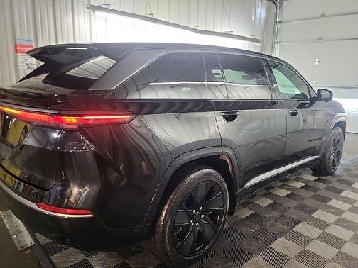 Diamond Black Crystal Pearlcoat 2024 Jeep Wagoneer S Launch Edition