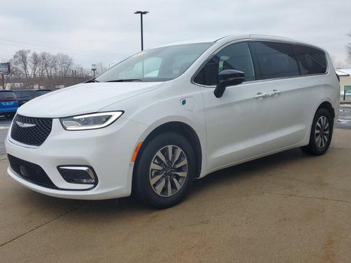 2025 Chrysler Pacifica Hybrid Select