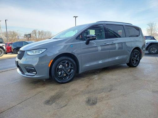2025 Chrysler Pacifica Hybrid Premium S Appearance Pkg