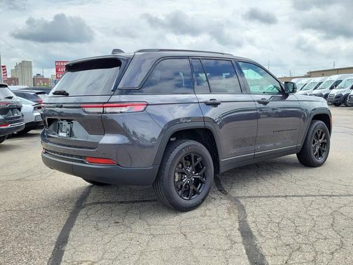 Baltic Gray Metallic Clearcoat 2024 Jeep Grand Cherokee Altitude
