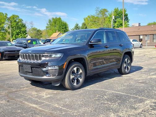 Diamond Black Crystal Pearlcoat 2023 Jeep Grand Cherokee 4xe Base