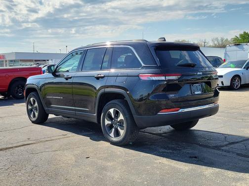 Diamond Black Crystal Pearlcoat 2023 Jeep Grand Cherokee 4xe Base