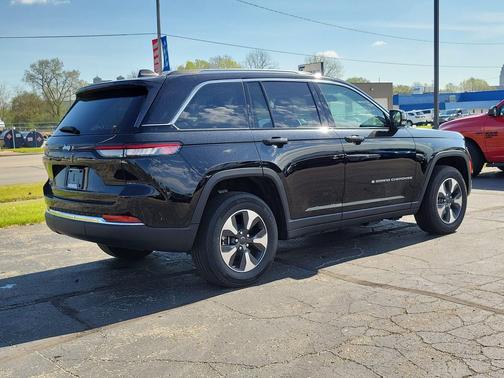 Diamond Black Crystal Pearlcoat 2023 Jeep Grand Cherokee 4xe Base