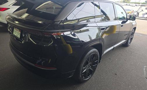 Diamond Black Crystal Pearlcoat 2024 Jeep Wagoneer S Launch Edition