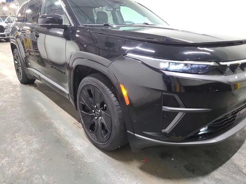 Diamond Black Crystal Pearlcoat 2024 Jeep Wagoneer S Launch Edition