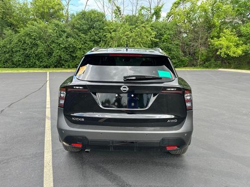 Super Black 2026 Nissan Kicks SV