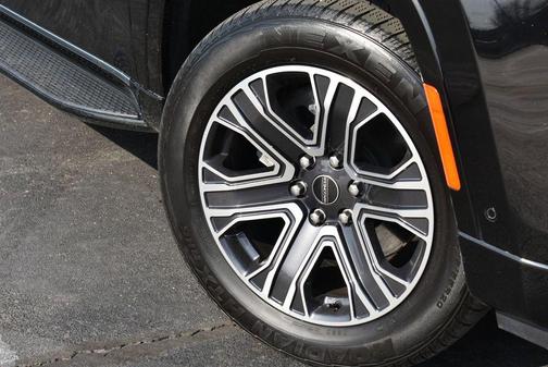 Diamond Black Crystal Pearlcoat 2025 Jeep Wagoneer 4x4