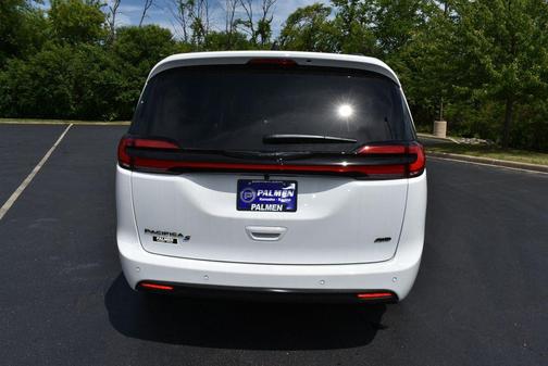 Bright White Clearcoat 2026 Chrysler Pacifica L