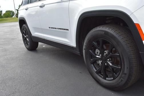 Bright White Clearcoat 2024 Jeep Grand Cherokee Altitude