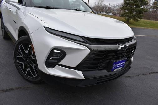 Iridescent Pearl Tricoat 2023 Chevrolet Blazer RS