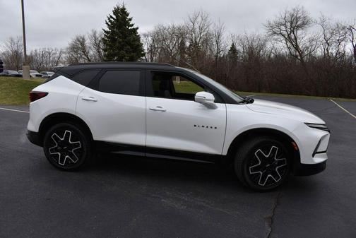 Iridescent Pearl Tricoat 2023 Chevrolet Blazer RS