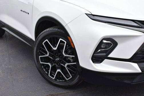 Iridescent Pearl Tricoat 2023 Chevrolet Blazer RS