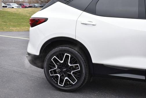 Iridescent Pearl Tricoat 2023 Chevrolet Blazer RS