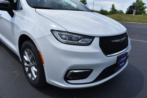 Bright White Clearcoat 2026 Chrysler Pacifica Limited