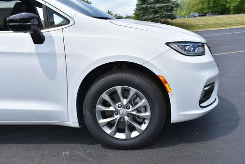 Bright White Clearcoat 2026 Chrysler Pacifica Limited