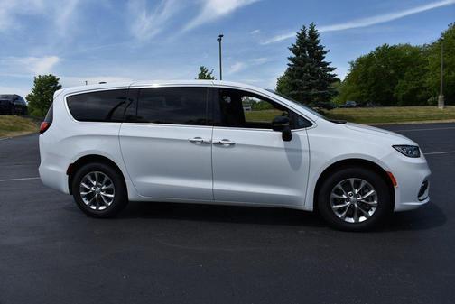 Bright White Clearcoat 2026 Chrysler Pacifica Limited