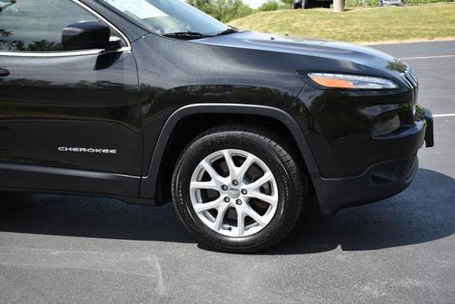 Brilliant Black Crystal Pearlcoat 2016 Jeep Cherokee Latitude