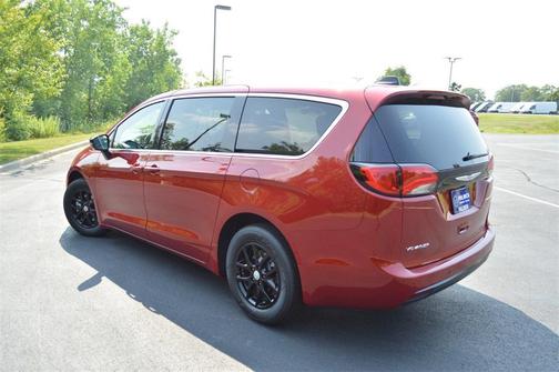 2025 Chrysler Voyager LX
