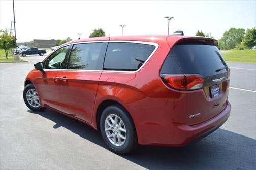 2025 Chrysler Voyager LX