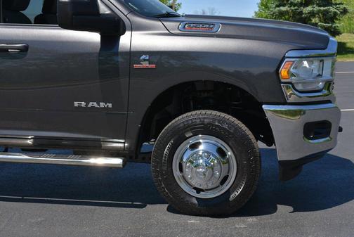Granite Crystal Metallic Clearcoat 2023 RAM 3500 Big Horn Crew Cab 4x4 8' Box
