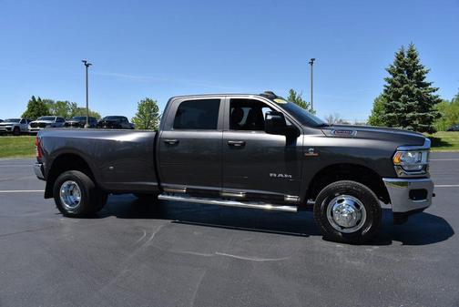 Granite Crystal Metallic Clearcoat 2023 RAM 3500 Big Horn Crew Cab 4x4 8' Box