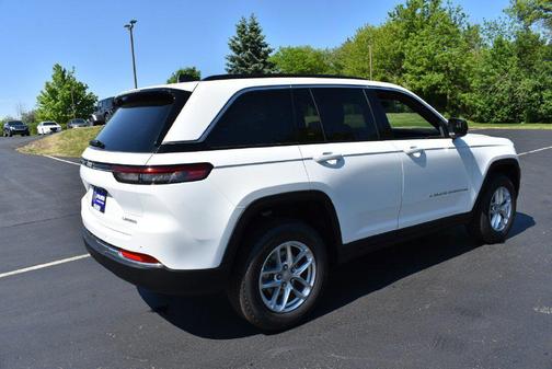 Bright White Clearcoat 2026 Jeep Grand Cherokee Laredo