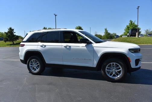 Bright White Clearcoat 2026 Jeep Grand Cherokee Laredo