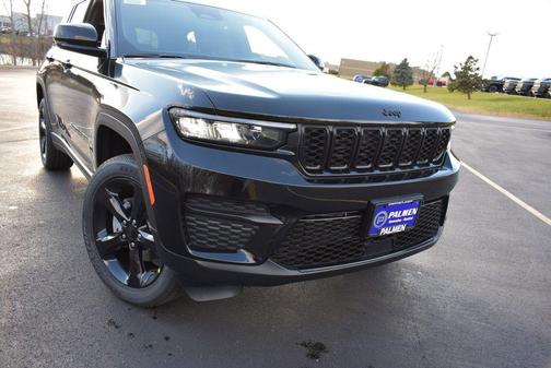 Diamond Black Crystal Pearlcoat 2025 Jeep Grand Cherokee Altitude