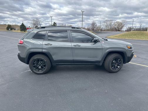 Sting-Gray Clearcoat 2022 Jeep Cherokee Trailhawk