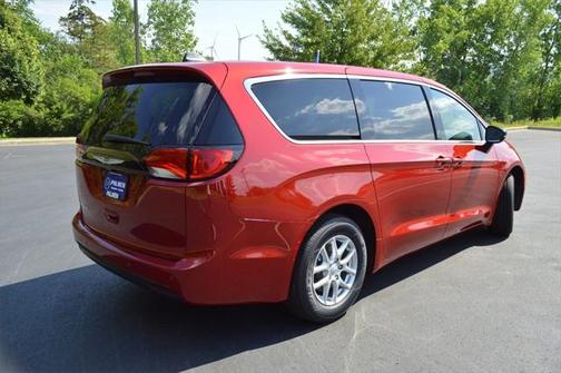 2025 Chrysler Voyager LX