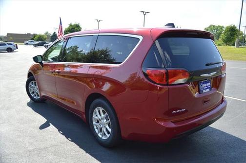 2025 Chrysler Voyager LX