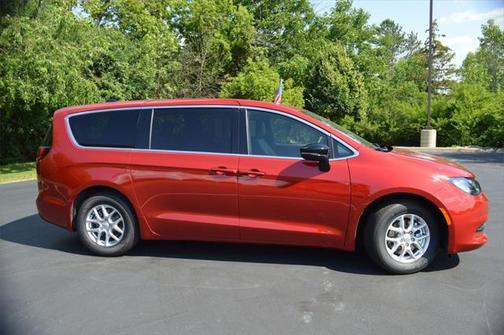 2025 Chrysler Voyager LX