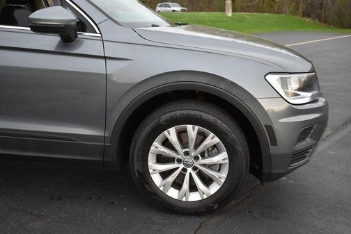 Deep Black Pearl 2019 Volkswagen Tiguan 2.0T SE 4MOTION