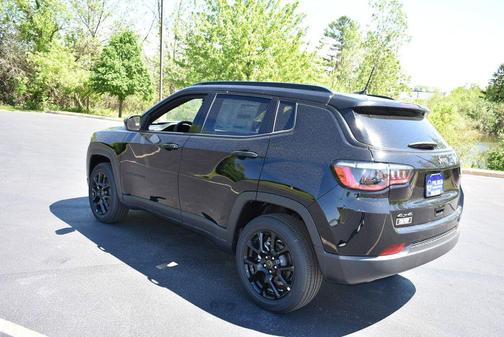 Diamond Black Crystal Pearlcoat 2026 Jeep Compass Latitude