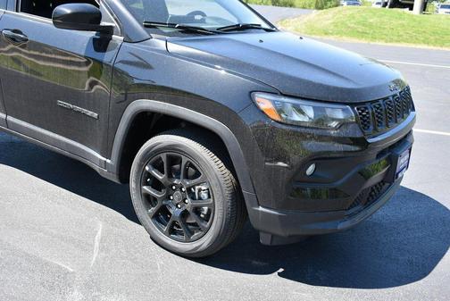 Diamond Black Crystal Pearlcoat 2026 Jeep Compass Latitude