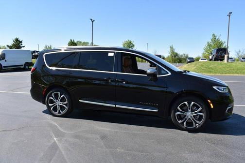 Diamond Black Crystal Pearlcoat 2026 Chrysler Pacifica L