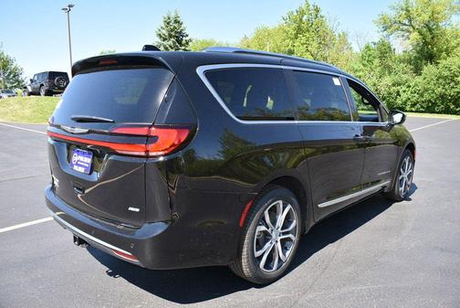 Diamond Black Crystal Pearlcoat 2026 Chrysler Pacifica L
