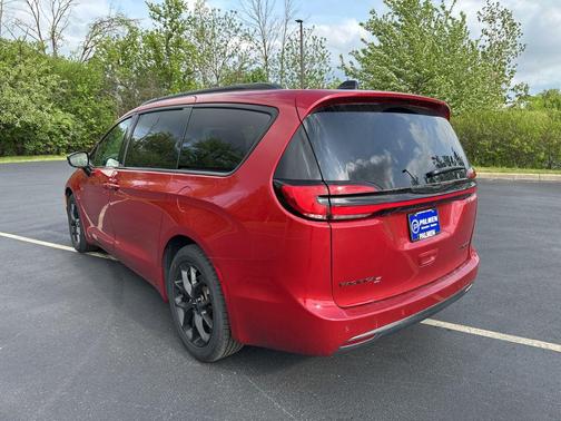 Red Hot Pearlcoat 2025 Chrysler Pacifica Limited