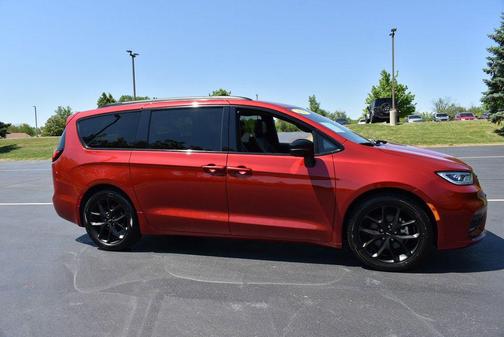 Red Hot Pearlcoat 2025 Chrysler Pacifica Limited