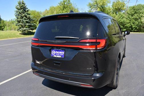 Diamond Black Crystal Pearlcoat 2026 Chrysler Pacifica L