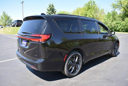 Diamond Black Crystal Pearlcoat 2026 Chrysler Pacifica L