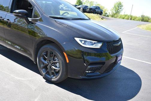 Diamond Black Crystal Pearlcoat 2026 Chrysler Pacifica L
