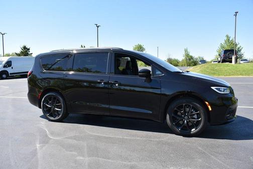 Diamond Black Crystal Pearlcoat 2026 Chrysler Pacifica L