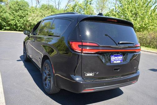 Diamond Black Crystal Pearlcoat 2026 Chrysler Pacifica L