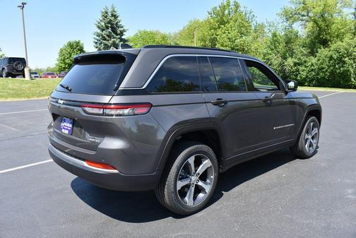 Baltic Gray Metallic Clearcoat 2026 Jeep Grand Cherokee Limited