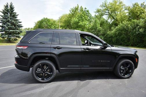 Diamond Black Crystal Pearlcoat 2026 Jeep Grand Cherokee Limited