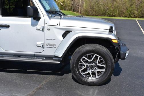 Silver Zynith Clearcoat 2024 Jeep Wrangler 4-Door Sahara 4x4