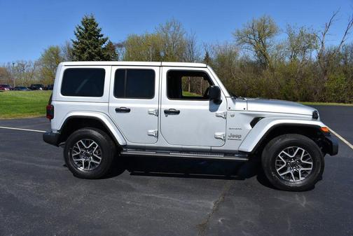 Silver Zynith Clearcoat 2024 Jeep Wrangler 4-Door Sahara 4x4