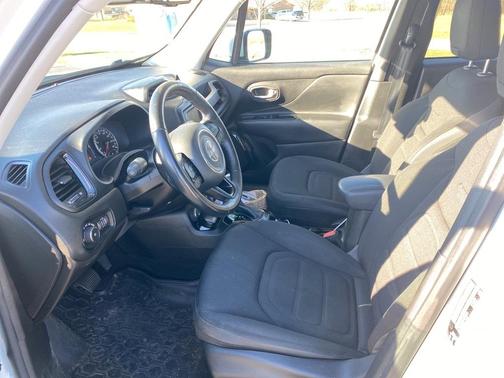 Photo 3 of 4 of 2017 Jeep Renegade Altitude